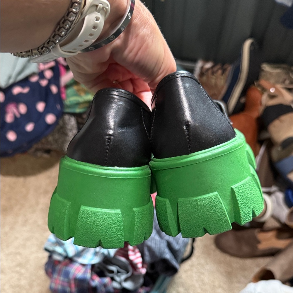 NWOT Steve Madden women’s Black Loafers with Green Lug Sole size 6 - Picture 6 of 7